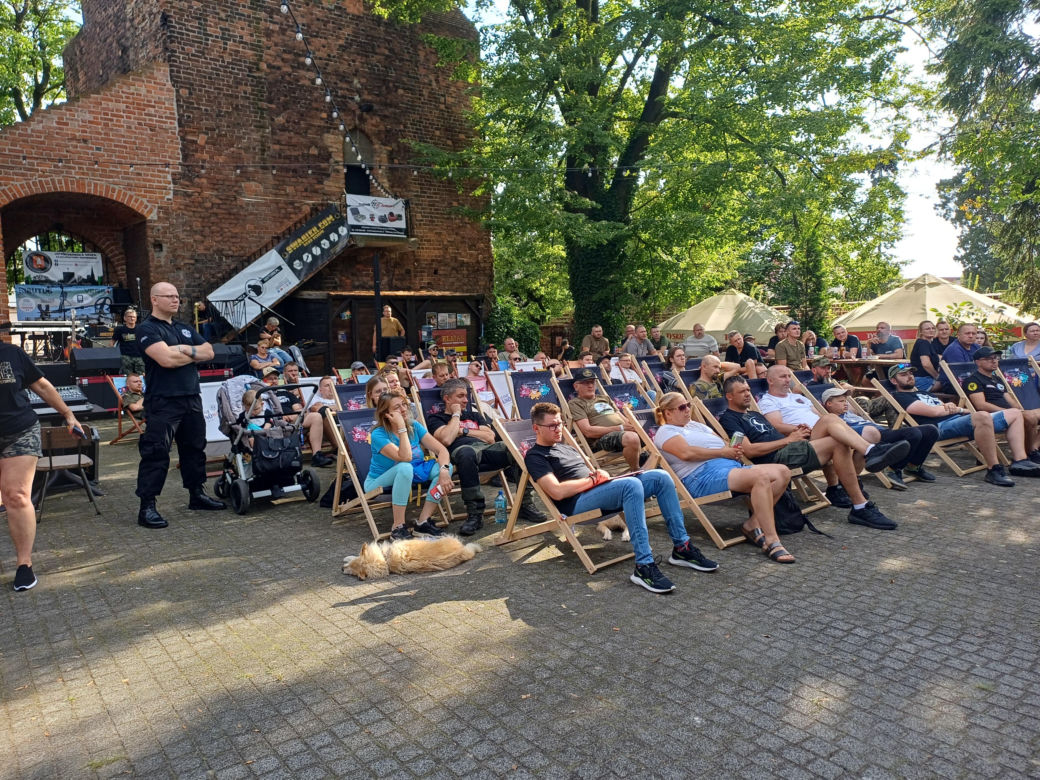 Poruszający moment podczas zlotu detektorystów. Odnalezione nieśmiertelniki wróciły do rodzin
