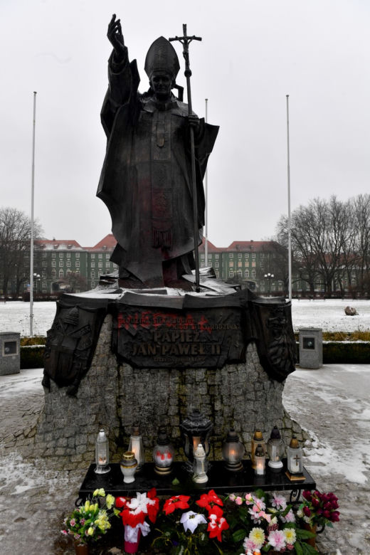 Dewastacja pomnika Jana Pawła II w Szczecinie