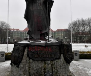 Dewastacja pomnika Jana Pawła II w Szczecinie