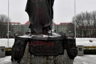 Szczecin: Ktoś POMAZAŁ pomnik papieża. Radny wziął ścierkę i WYCZYŚCIŁ napis [ZDJĘCIA]