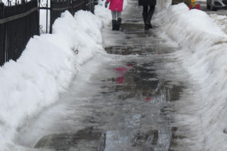 Zabezpiecz buty przed poślizgiem za grosze! Ten kosmetyk i warzywo to zimowi bohaterowie