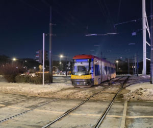 Wykolejenie tramwaju linii nr 28 na rondzie Zgrupowania AK Radosław w kierunku dworca Gdańskiego