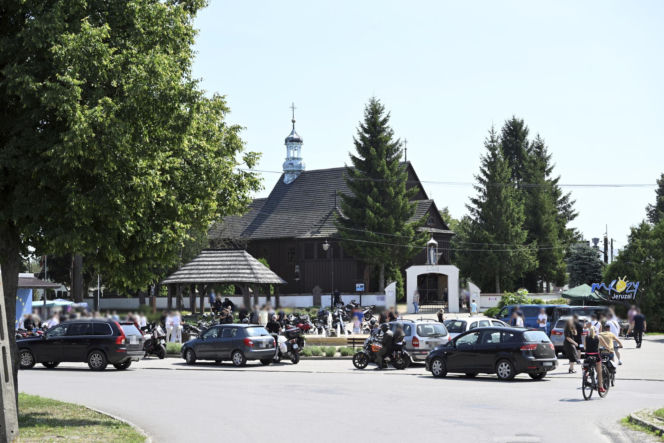 Tak zmienił się kościół z kultowego Rancza. Aktorzy zbierali na remont