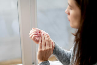 Twoje dłonie wyglądają jak pergamin? Większość z nas popełnia ten błąd zaraz po myciu rąk