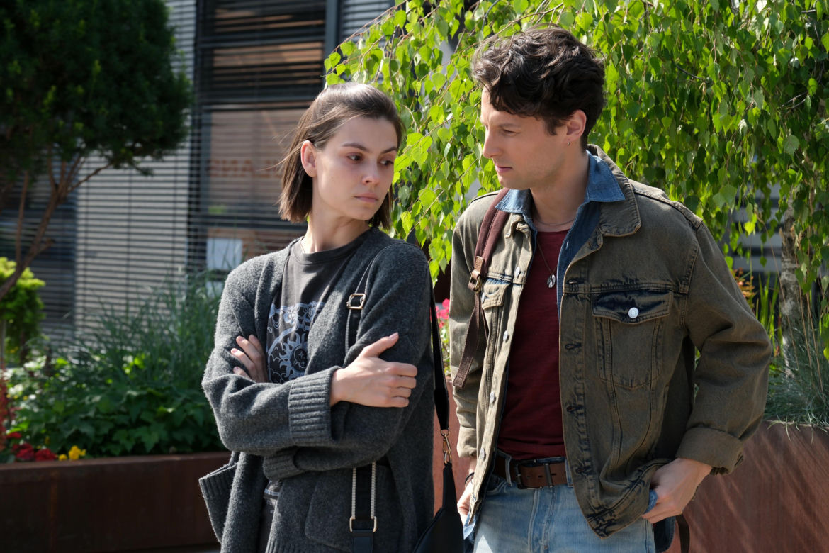 Na dobre i na złe odc. 1003. Kamil Zawada (Jakub Łopatka), Blanka (Pola Gonciarz)