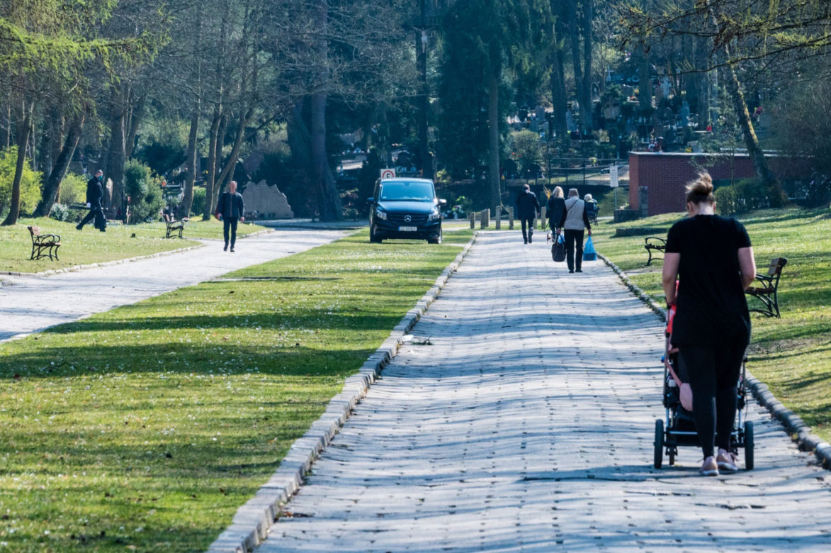 Koronawirus w Trójmieście. Zamiast po parku, plaży czy lesie ludzie spacerują po cmentarzach
