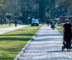Koronawirus w Trójmieście. Zamiast po parku, plaży czy lesie ludzie spacerują po cmentarzach