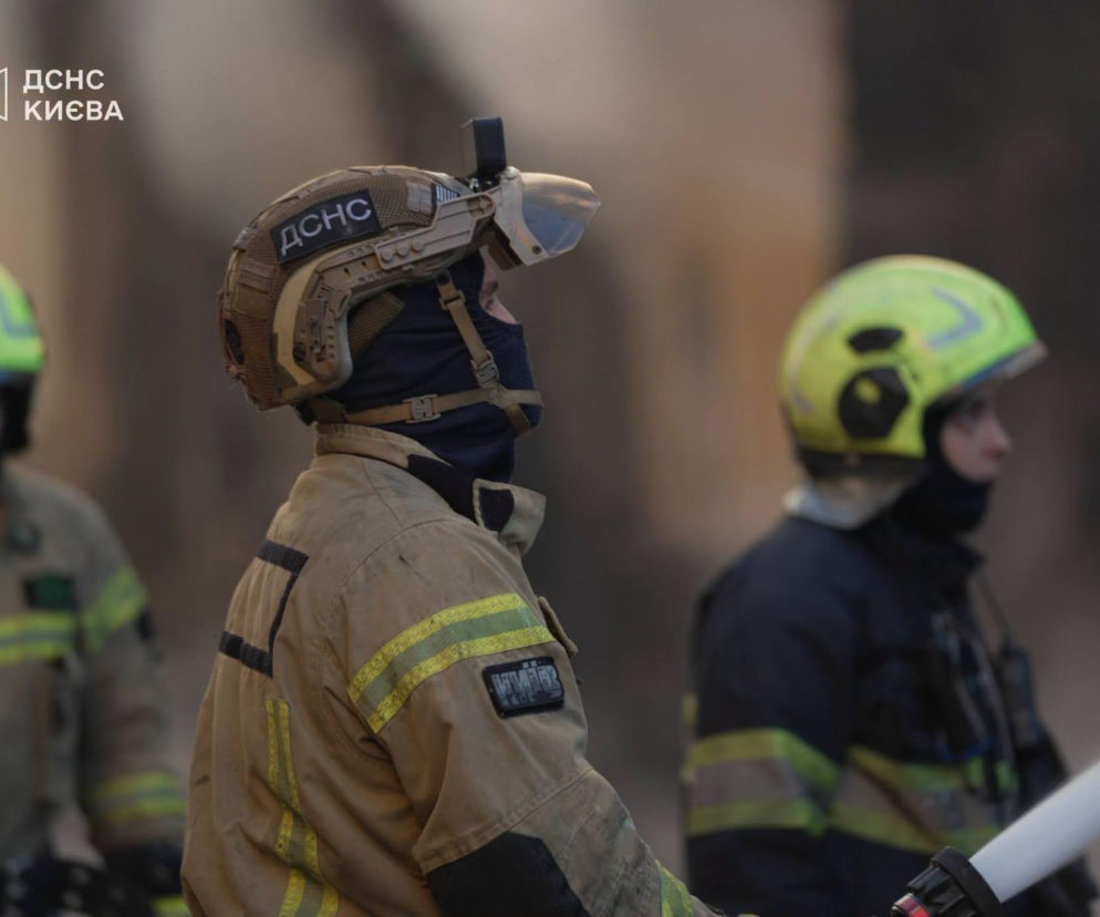 Ukraińscy ratownicy DSNS gaszą pożar po ataku na Kijów. O działaniach służb przeczytasz na SE Portal Obronny.