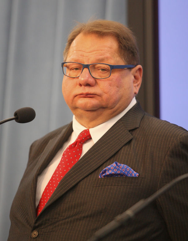 Sikorski broni posłów piratów