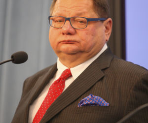 Sikorski broni posłów piratów