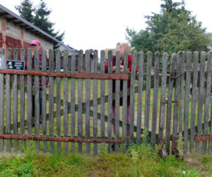 Gang okrutnych złomiarzy napadł na staruszkę