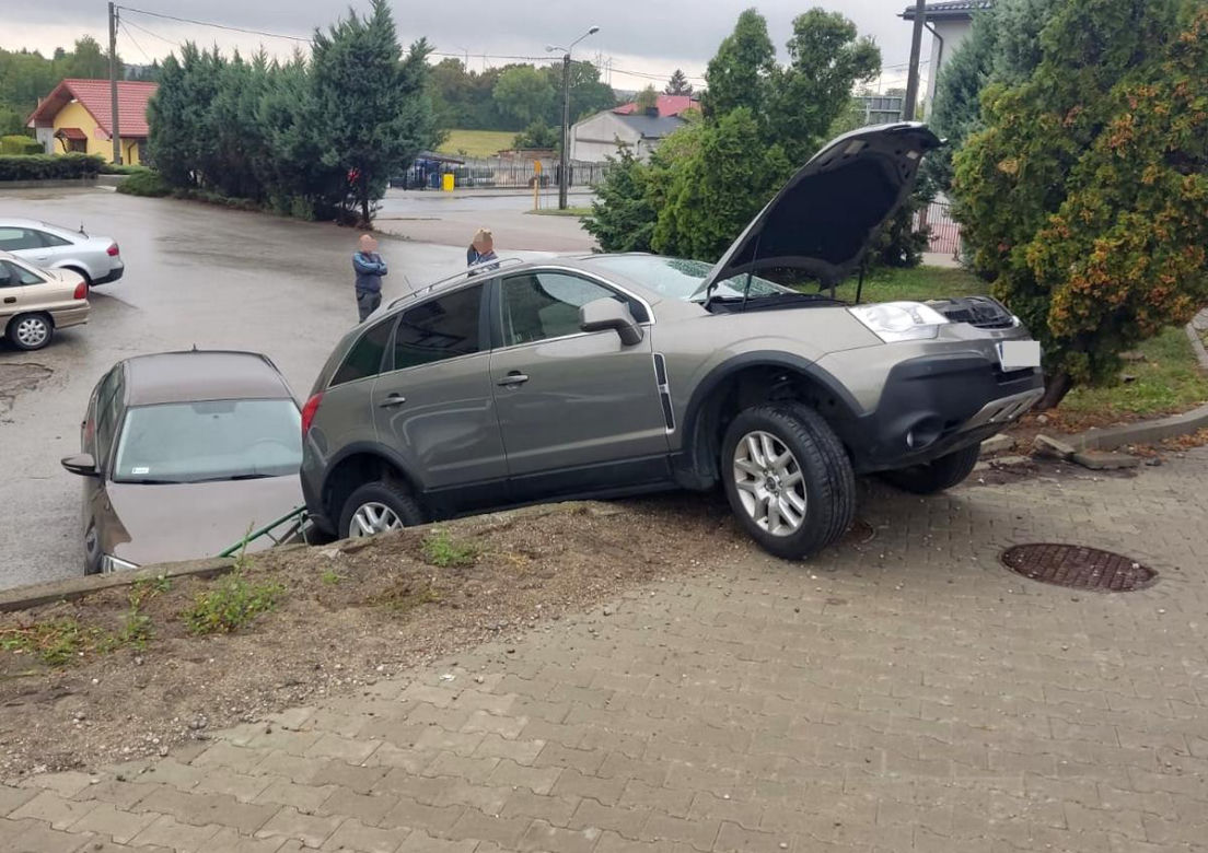 Groza na parkingu w Radziejowie. Źle zabezpieczone auto staranowało barierkę