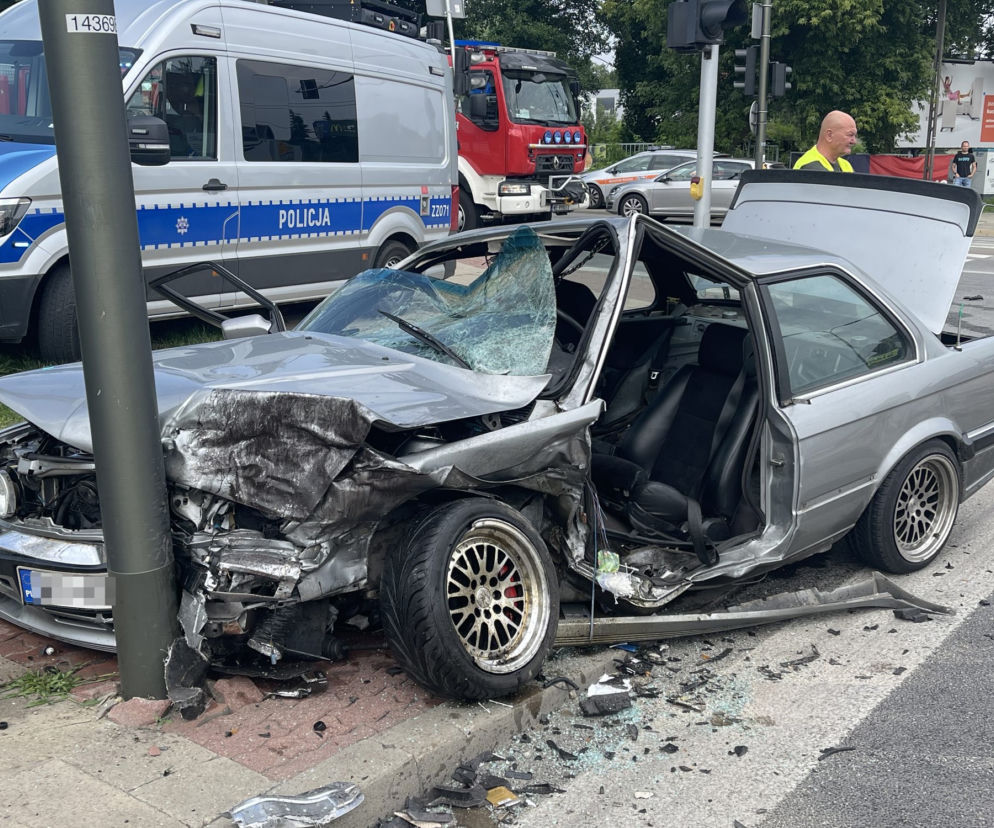 Potworny wypadek w Wesołej. Musieli rozcinać wrak BMW