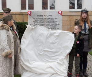 W Toruniu odsłonięto piękną tablicę, upamiętniającą obchody 100-lecia odzyskania niepodległości