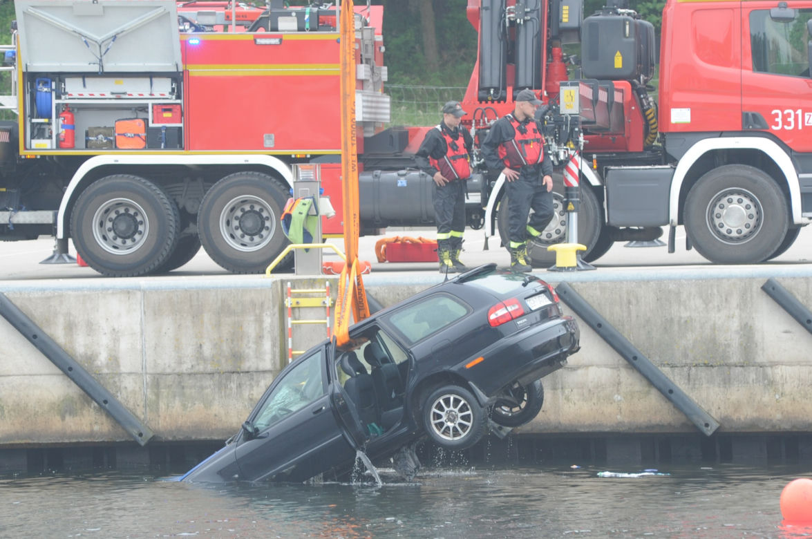 Auto w kanale portowym