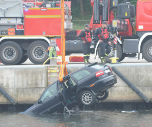 Auto w kanale portowym