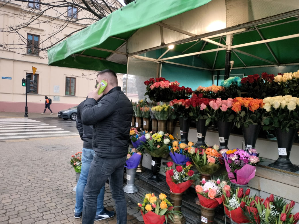W Lublinie przed stoiskami z kwiatami długie kolejki. Sprawdziliśmy, jakie są ceny