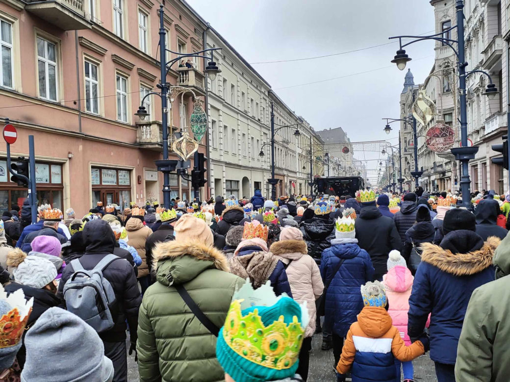 Kolorowy Orszak Trzech Króli w Łodzi. W centrum miasta pojawiło się mnóstwo osób [ZDJĘCIA]