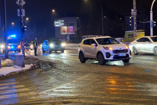 Pijany pieszy Ukrainiec, wbiegł pod auto na czerwonym świetle. Potrącony, trafił do szpitala