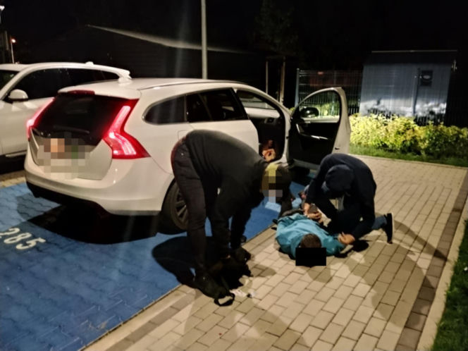 „Kobra” gryzie złodziei. Byli poszukiwani. 29-latek i 34-latek wpadli, gdy wysiedli z kradzionego Alfa Romeo