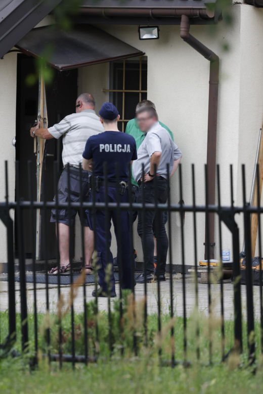 Zbrodnia pod Grójcem. Ksiądz przyznał się do zabójstwa. Policja przeszukała plebanię [ZDJĘCIA]. Kontener: Warszawa