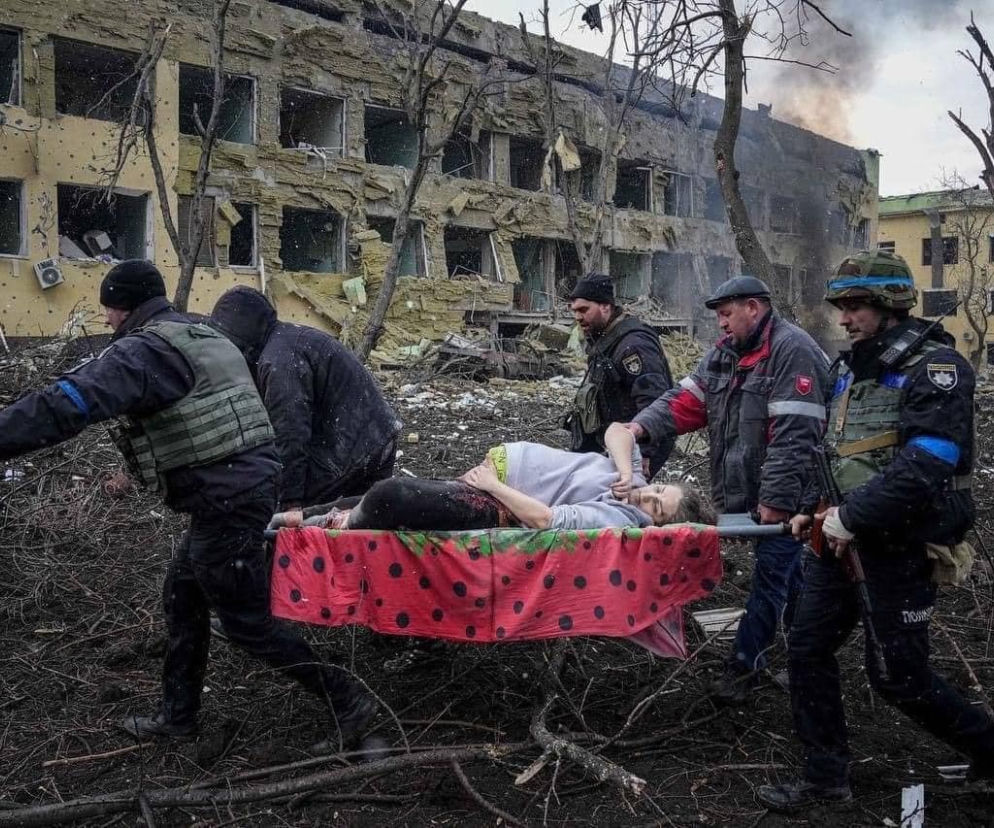 Ewakuacja ciężarnych po bombardowaniu szpitala położniczego w Mariupolu.