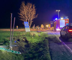 Niebezpieczne manewry na drogach. Kraksa w Lesznie i dachowanie pod miastem