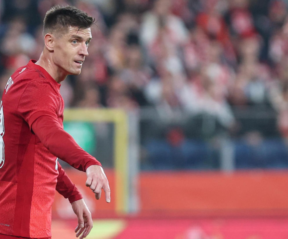 Piłkarz Krzysztof Piątek w czerwonym stroju na boisku. O jego powrocie do formy w Katarze przeczytasz na SE Supersport.