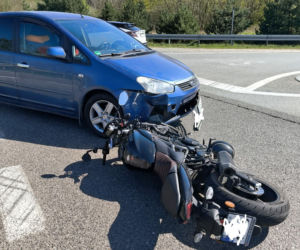 Wypadek w Rudniku na DK9. 77-latek zderzył się z motocyklistą. 36-latek trafił do szpitala
