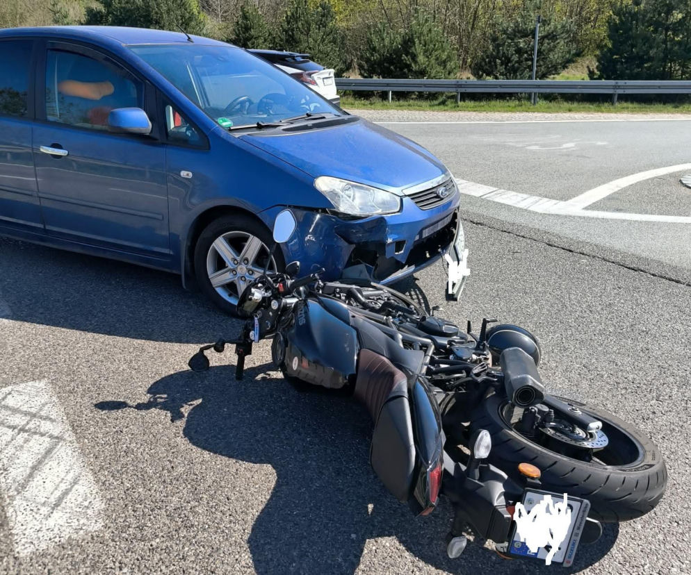 Wypadek w Rudniku na DK9. 77-latek zderzył się z motocyklistą. 36-latek trafił do szpitala