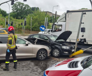 Dwa samochody zderzyły się u zbiegu ulic Radomskiej Kieleckiej i Moniuszki w Starachowicach. Są poszkodowani