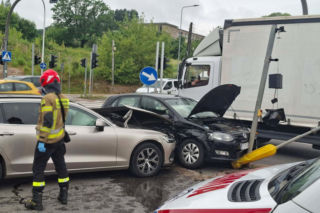 Kraksa dwóch osobówek na skrzyżowaniu w Starachowicach