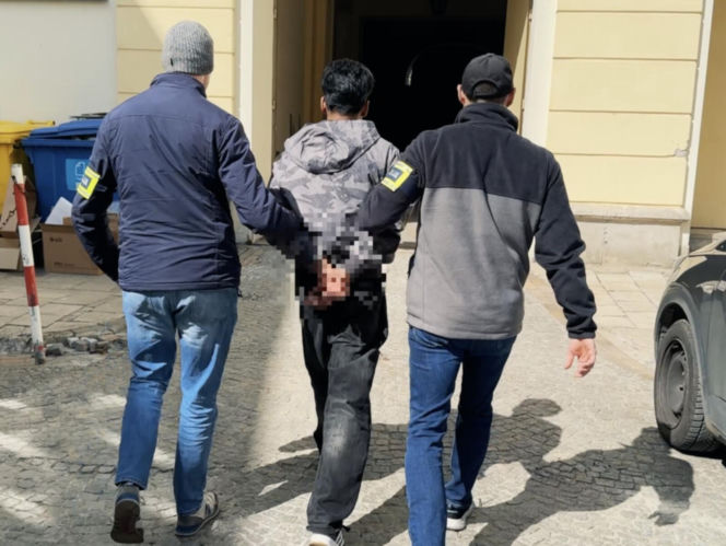 9 osób zatrzymanych, w tym 6, wobec których wszczęto procedurę wydalenia z Polski - to bilans akcji policji w centrum handlowym w Wólce Kosowskiej