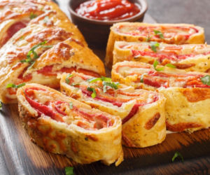 Łatwe bułeczki  à la pizza pepperoni. Domowy hit, który znika szybciej niż klasyka