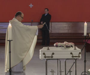 Pogrzeb Julii Bonk. Brązowy medalista pożegnał córkę, towarzyszył mu premier [ZDJĘCIA]