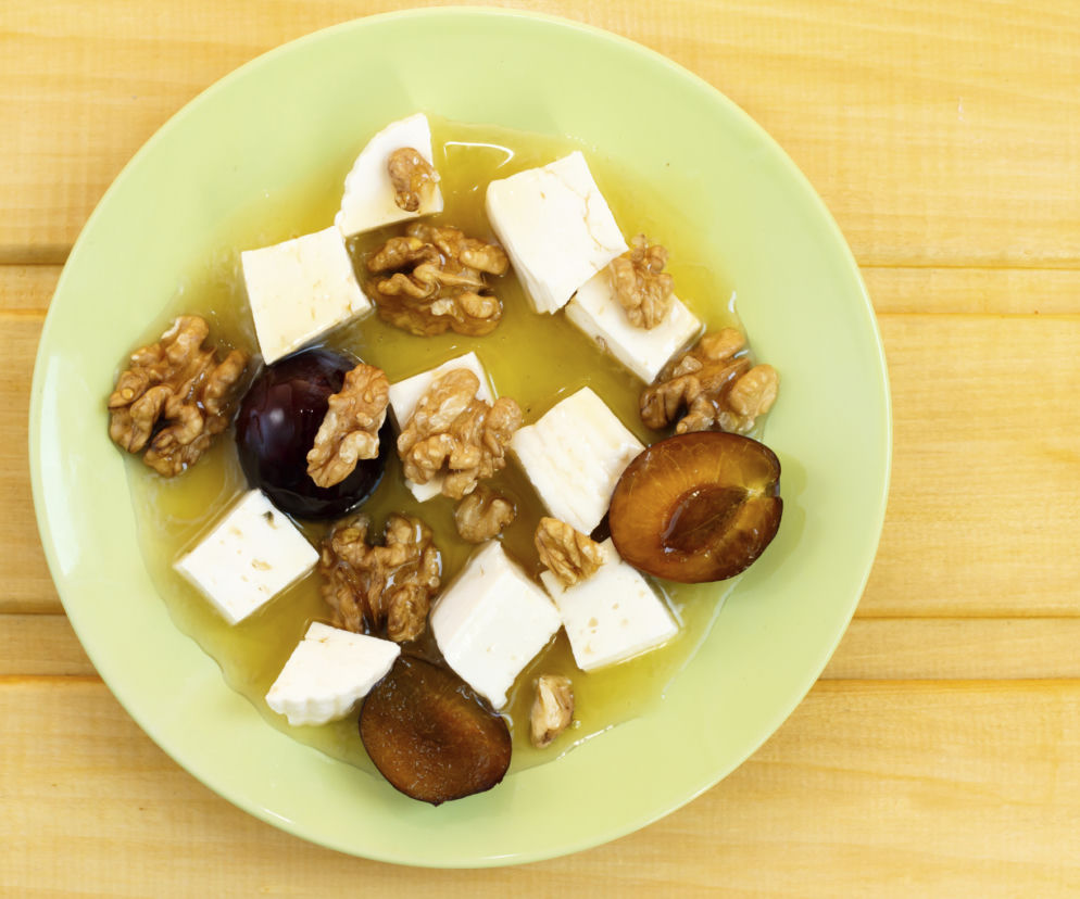 salatka-ze-sliwek-z-serem-feta-doskonala-na-kolacje-lub.jpg
