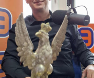 Historyczny skarb na gwiazdkę! Srebrno-złoty orzeł sztandaru z 1939 roku odnaleziony w lasach starachowickich