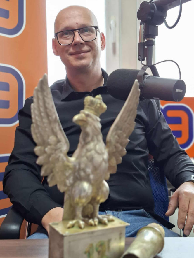 Historyczny skarb na gwiazdkę! Srebrno-złoty orzeł sztandaru z 1939 roku odnaleziony w lasach starachowickich