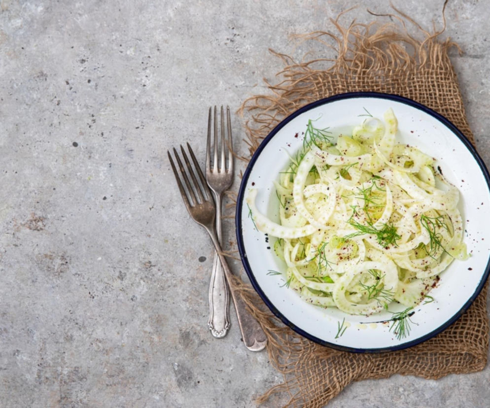 Azjatycka surówka z fenkułem, którą robię w 10 minut. Idealna do obiadu