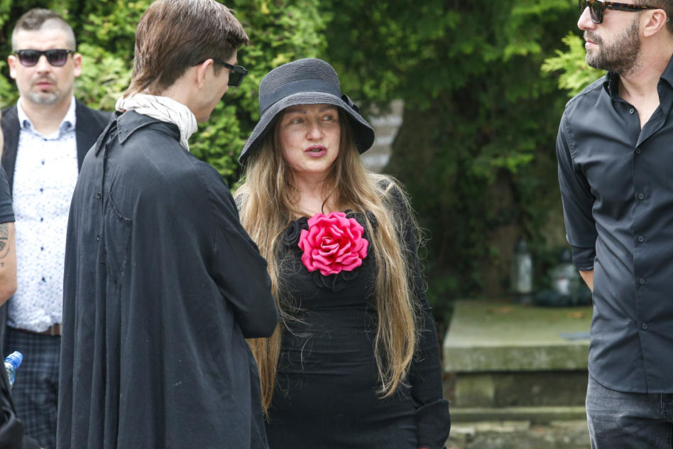 Pogrzeb Joanny Kołaczkowskiej. Tak pożegnali ją przyjaciele z kabaretu. Borek smutna i eleganckaPogrzeb Joanny Kołaczkowskiej. Tak pożegnali ją przyjaciele z kabaretu. Borek smutna i elegancka