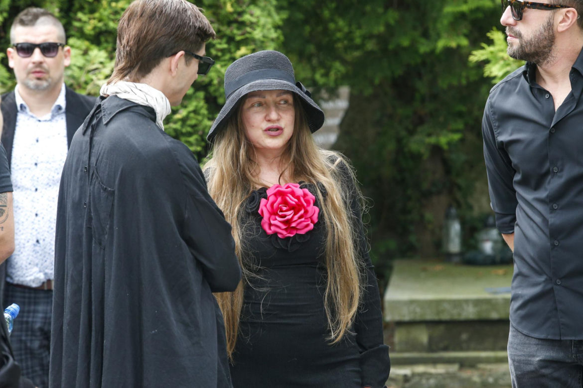 Pogrzeb Joanny Kołaczkowskiej. Tak pożegnali ją przyjaciele z kabaretu. Borek smutna i eleganckaPogrzeb Joanny Kołaczkowskiej. Tak pożegnali ją przyjaciele z kabaretu. Borek smutna i elegancka