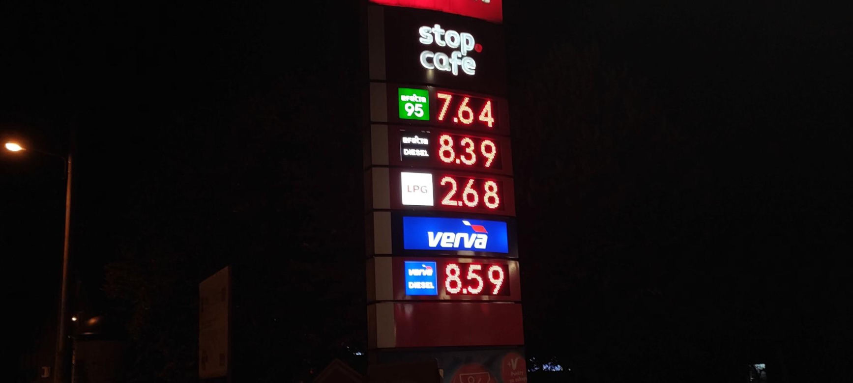 Kolejki na stacjach i brak paliwa. Tak wyglądała ostatnia noc z „CPN”. Po północy ceny poszły w górę