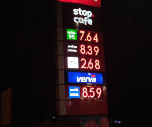 Kolejki na stacjach i brak paliwa. Tak wyglądała ostatnia noc z „CPN”. Po północy ceny poszły w górę