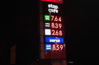 Kolejki na stacjach i brak paliwa. Tak wyglądała ostatnia noc z „CPN”. Po północy ceny poszły w górę