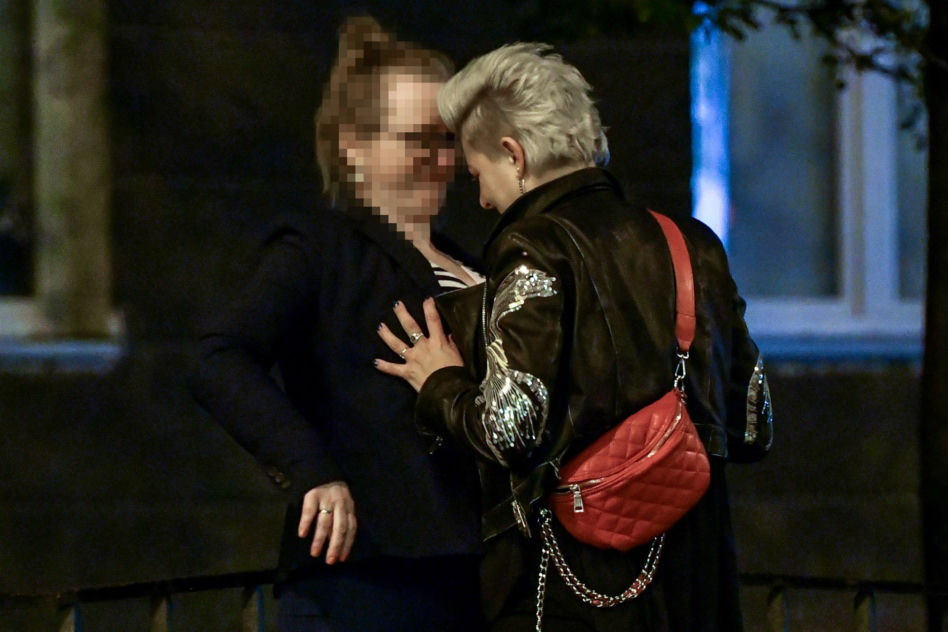 Magda Narożna patrzy na piersi koleżanki