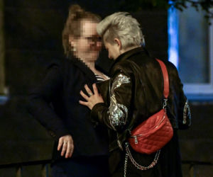Magdalena Narożna łapie koleżankę za piersi
