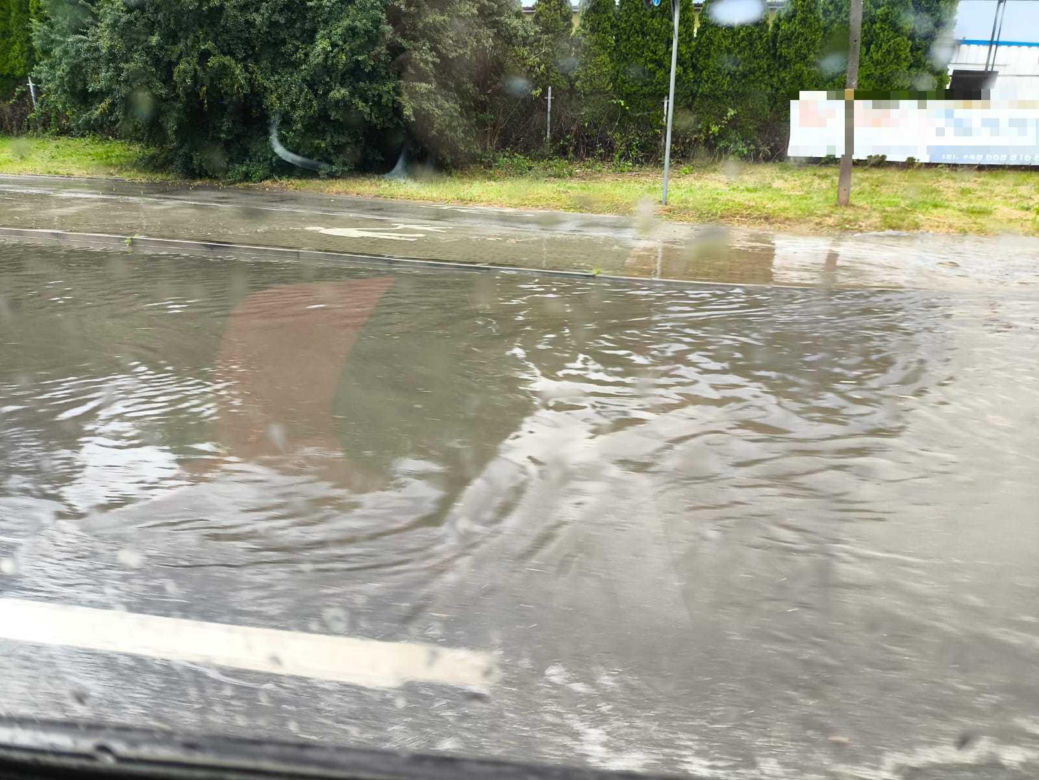 Gwałtowna nawałnica przeszła przez region tarnowski. Zalane ulice, uszkodzone dachy i połamane drzewa