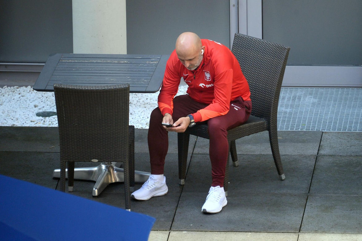 Michał Probierz przybity wpatruje się w telefon