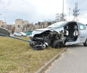Wypadek na Gocławiu. Mężczyzna uwięziony w aucie! 