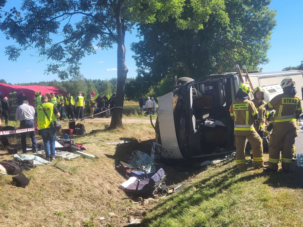 Wypadek autobusu rejsowego w miejscowości Piotrowina pod Kałuszynem. Droga zablokowana! 06.09.2022